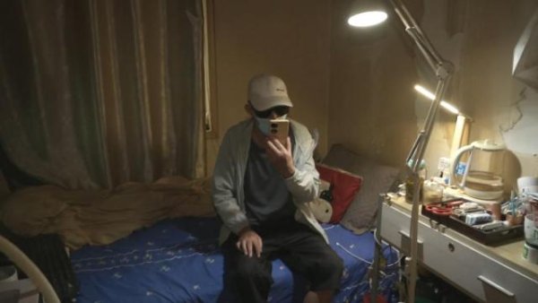 恒正网 为了让女主播开心，70岁大伯把退休金搭上去了：反正看手机玩玩
